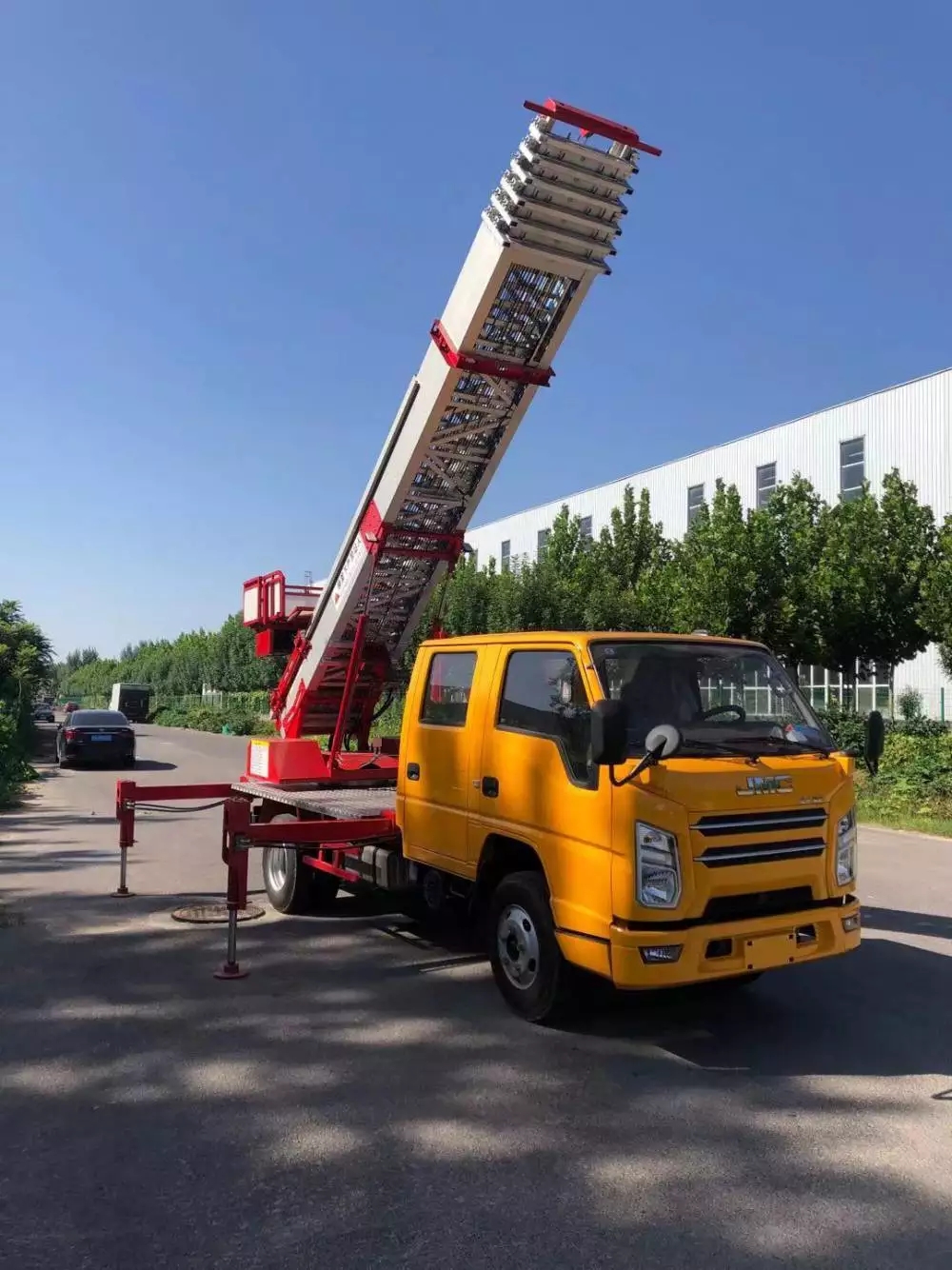 总口管理区附近的云梯车出租服务：轻松解决高空作业需求