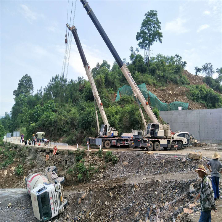 总口管理区汽车掉沟里叫吊车救援要多少钱